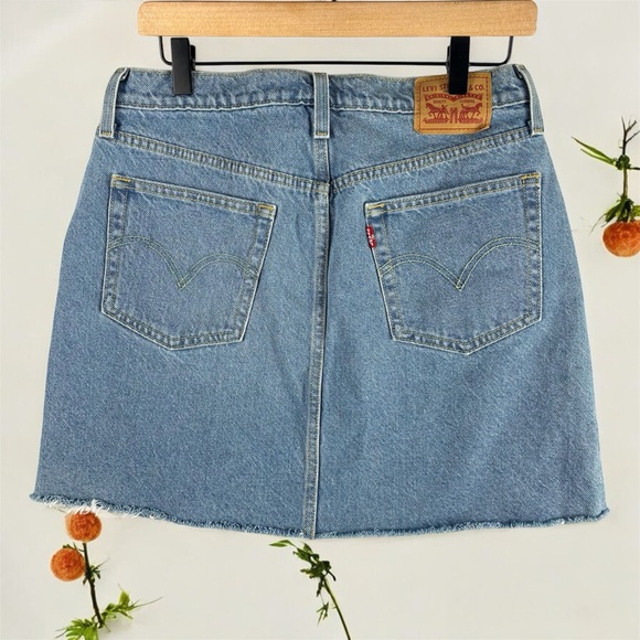 Levi's Blue Jean Mini Skirt Casual Raw Hem A-Line Size 30 Light / Medium Wash - Picture 4 of 12